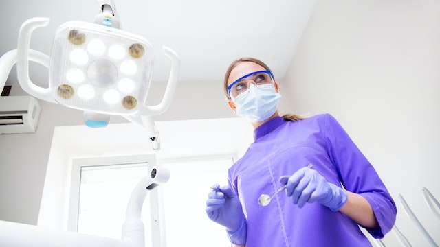 Kosmetyczne leczenie stomatologiczne – chirurg stomatolog 