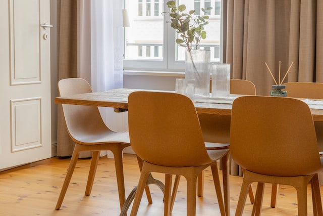 Krzesła drewniane vs. krzesła tapicerowane – co wybrać?